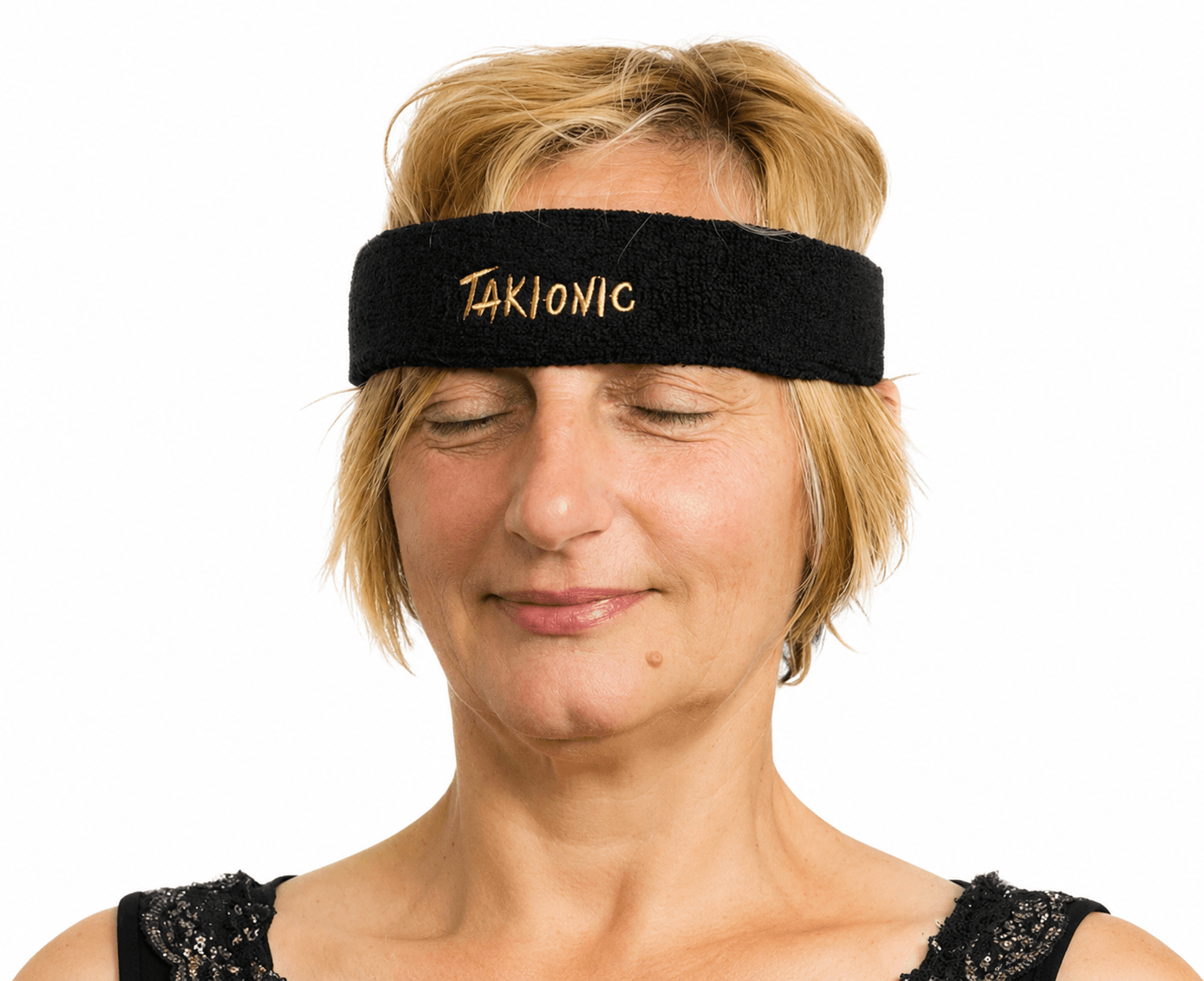 Donna che indossa la Fascia Capo Takionic Originale con tecnologia tachionica permanente per favorire focus mentale, concentrazione e benessere energetico.