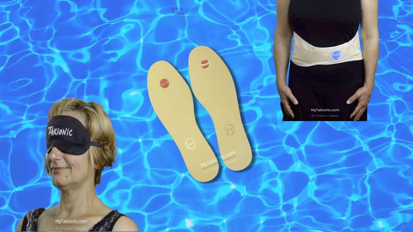 Benessere Estivo con Dispositivi Takionic donna sorridente con dispositivi takionic accanto in acqua
