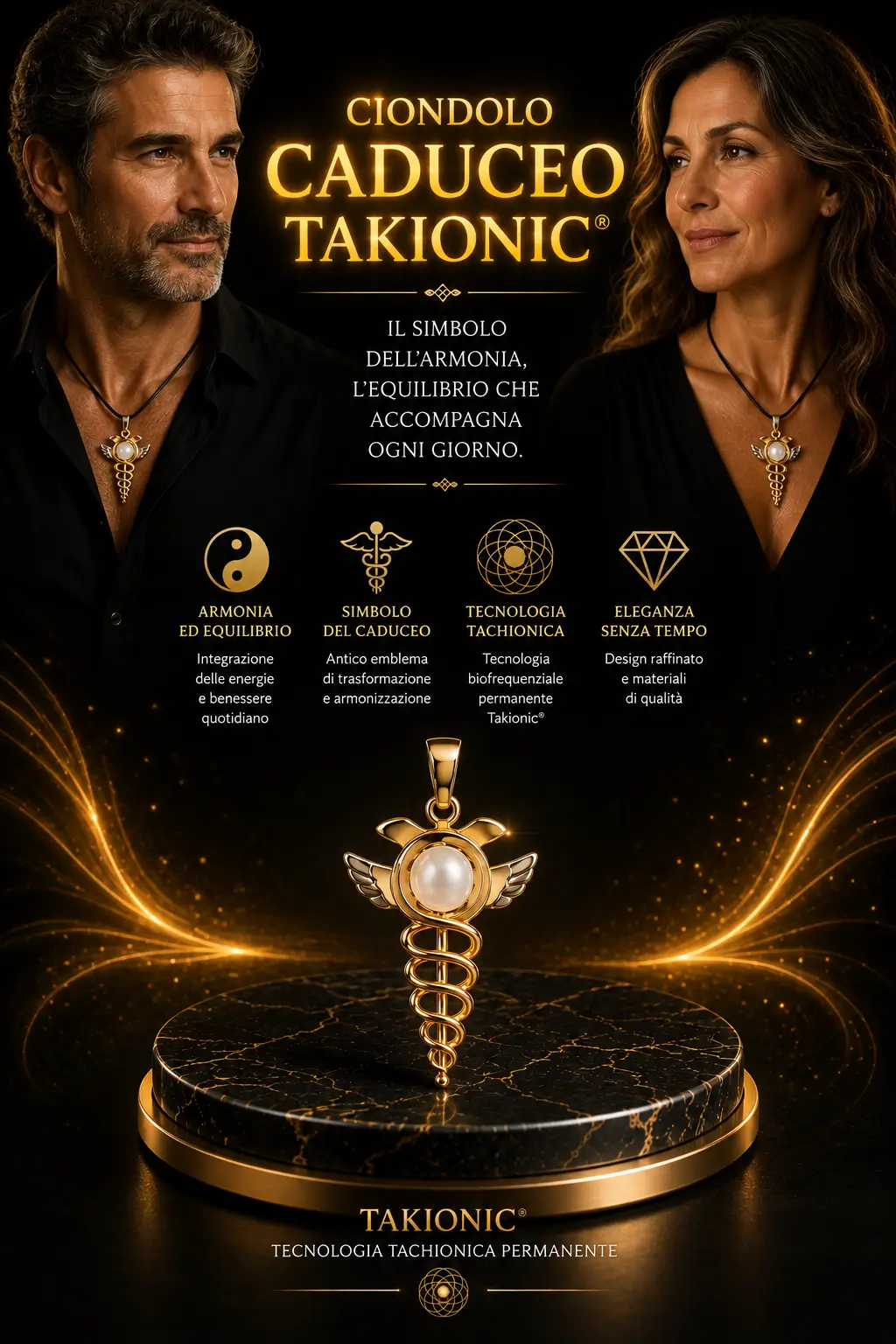 Uomo e donna di mezza età che indossano il Ciondolo Caduceo Takionic® Originale, con il gioiello in evidenza su piedistallo in marmo nero, simbolo di armonia, equilibrio, eleganza e tecnologia biofrequenziale permanente.