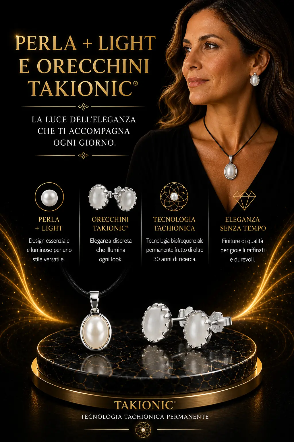 Donna di mezza età che indossa la Perla Takionic® + Light e gli Orecchini Takionic® Originali, con i due gioielli esposti su piedistallo in marmo nero. Design elegante, tecnologia biofrequenziale permanente e stile senza tempo.